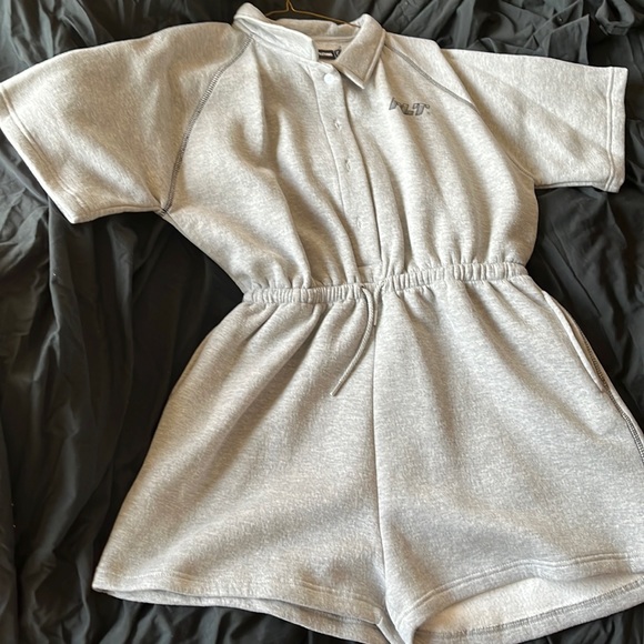 Pretty little thing romper made out of sweatpants material - Picture 2 of 8